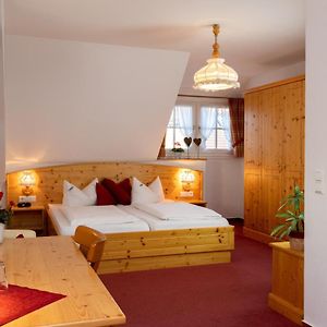 Zimmer mit Kingsize-Bett